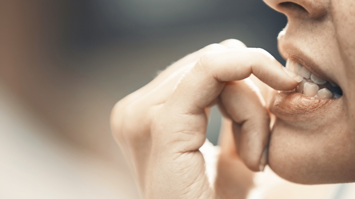 Cómo afecta morderse las uñas a la salud bucodental